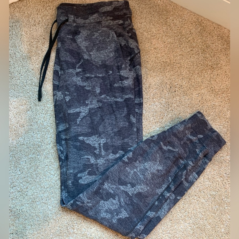 Lulu joggers/ never worn/ perfect condition